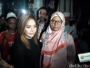 Pedangdut Irma Darmawangsa Kunjungi Ortu Korban Pembunuhan ABG Slenderman