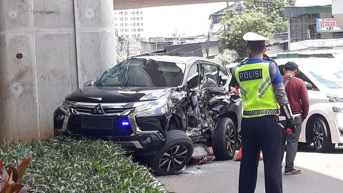 Mobil Pajero ditabrak TransJ di Kebayoran Baru, Jaksel