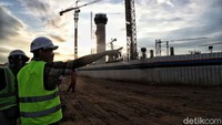 Stadion ini nantinya akan bisa menampung kurang lebih 82.000 penonton, dimana kapasitas ini lebih besar dari Stadion Utama Gelora Bung Karno (SUGBK).