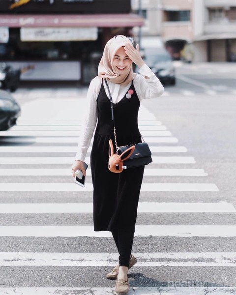 Baju putih celana hitam jilbab warna apa