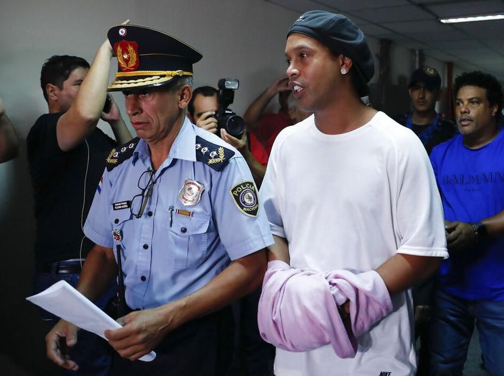 Ronaldinho Akhirnya Bebas Usai Ditahan 5 Bulan di Paraguay Ronaldinho Akhirnya Bebas Usai Ditahan 5 Bulan di Paraguay