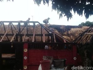 Atap Situs Anak Prabu Siliwangi di Cirebon Terbakar