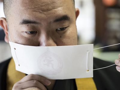 Antisipasi Corona, Kuil di Jepang Ini Produksi Masker Kertas