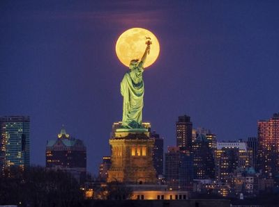 Terpukau Indahnya Fenomena Supermoon di Berbagai Belahan Dunia