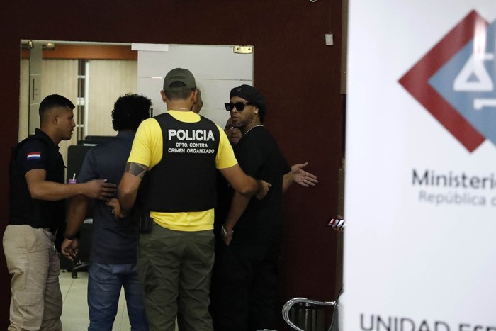 Ronaldinho ditangkap oleh pihak kepolisian saat berkunjung ke Paraguay pada Kamis (5/3/2020) lalu. Legenda sepakbola Brasil itu diduga menggunakan paspor palsu.