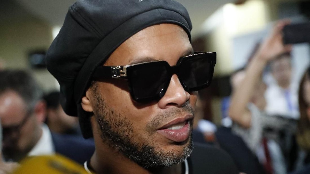 Ronaldinho merayakan ulang tahun ke-40 di balik jeruji besi (Foto: AP/Jorge Saenz)