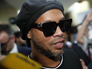 Bebas dari Penjara, Ronaldinho Langsung Pesta Bareng Model? Bebas dari Penjara, Ronaldinho Langsung Pesta Bareng Model?