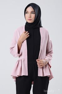 Pssst! Ini Lho Cara Mengakali Baju Tipis Agar Dapat Dipakai Hijabers