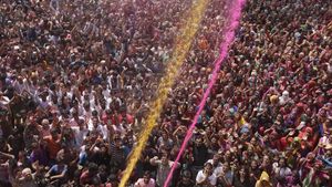 Foto: Tumpah Ruah Warga India di Festival Holi