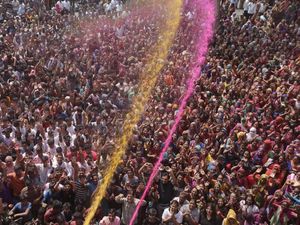 Foto: Tumpah Ruah Warga India di Festival Holi