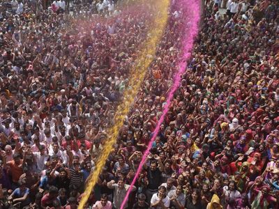 Foto: Tumpah Ruah Warga India di Festival Holi
