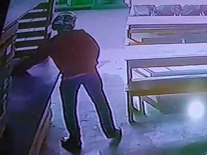 Terekam CCTV Aksi Pencurian di Polman, Tak Butuh Waktu Lama HP Raib