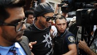 Ronaldinho meninggalkan kantor kejaksaan di Asuncion dengan penjagaan polisi pada Kamis (5/3/2020). AP Photo/Jorge Saenz.