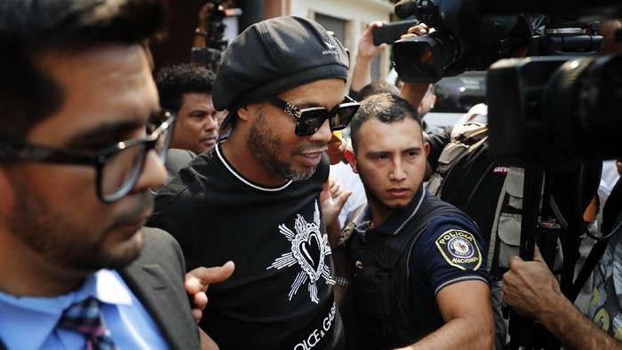 Ronaldinho ditangkap oleh pihak kepolisian saat berkunjung ke Paraguay pada Kamis (5/3/2020) lalu. Legenda sepakbola Brasil itu diduga menggunakan paspor palsu.