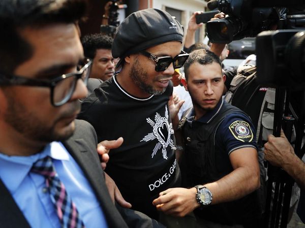 Penampakan Ronaldinho Saat Ditangkap Polisi Paraguay