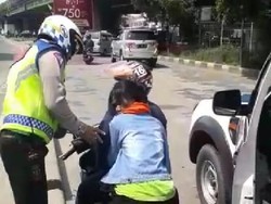 Polantas Bantu Evakuasi Wanita Pingsan di Motor di Cengkareng