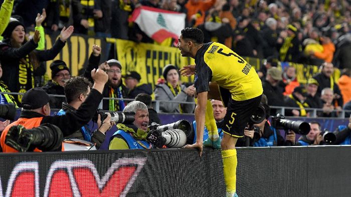 Achraf Hakimi DORTMUND, GERMANY - NOVEMBER 05: Achraf Hakimi of Borussia Dortmund celebrates after scoring his teams third goal during the UEFA Champions League group F match between Borussia Dortmund and Inter at Signal Iduna Park on November 05, 2019 in Dortmund, Germany. (Photo by Jörg Schüler/Getty Images)