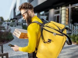 Waduh! Pengantar Makanan Ini Kepergok Ngutil Makanan Pesanan