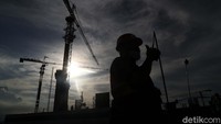 Sejumlah pekerja mengerjakan pembangunan proyek Jakarta International Stadium di kawasan BMW Sunter, Jakarta Utara, Selasa (10/3).