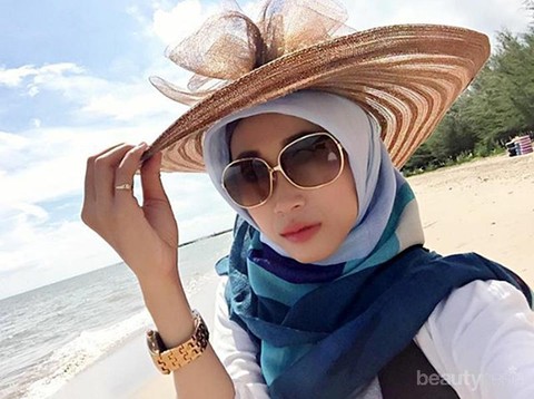 Intip Inspirasi Style Hijab dengan Topi untuk Ke Pantai Biar OOTD Kamu