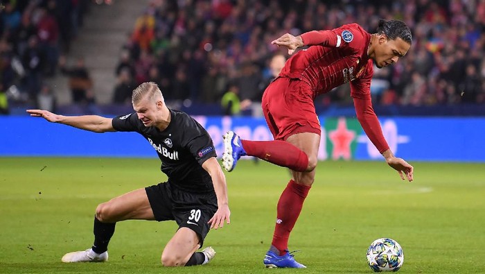 SALZBURG, AUSTRIA - DECEMBER 10: Virgil van Dijk of Liverpool goes past Erling Haland of Red Bull Salzburg  during the UEFA Champions League group E match between RB Salzburg and Liverpool FC at Red Bull Arena on December 10, 2019 in Salzburg, Austria. (Photo by Michael Regan/Getty Images)