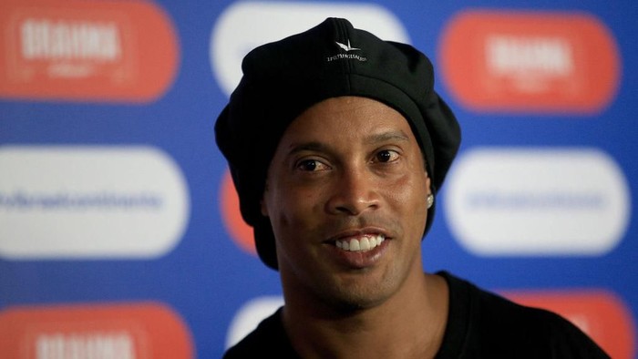 RIO DE JANEIRO, BRAZIL - JANUARY 24: Former Brazilian National Football team player Ronaldinho smiles as he arrives for the Copa America 2019 Official Draw at Cidade das Artes on January 24, 2019 in Rio de Janeiro, Brazil. (Photo by Bruna Prado / Getty Images)
