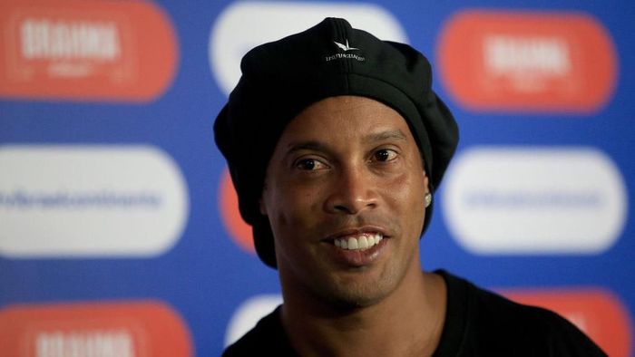 Ronaldinho RIO DE JANEIRO, BRAZIL - JANUARY 24: Former Brazilian National Football team player Ronaldinho smiles as he arrives for the Copa America 2019 Official Draw at Cidade das Artes on January 24, 2019 in Rio de Janeiro, Brazil. (Photo by Bruna Prado / Getty Images)