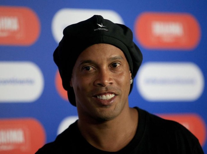 RIO DE JANEIRO, BRAZIL - JANUARY 24: Former Brazilian National Football team player Ronaldinho smiles as he arrives for the Copa America 2019 Official Draw at Cidade das Artes on January 24, 2019 in Rio de Janeiro, Brazil. (Photo by Bruna Prado / Getty Images)