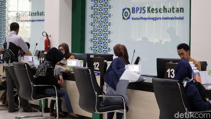 Aktivitas di Kantor BPJS Kesehatan Bandung Mahkamah Agung (MA) membatalkan kenaikan iuran BPJS Kesehatan. Keputusan pembatalan kenaikan iuran tersebut menuai beragam respon dari masyarakat.