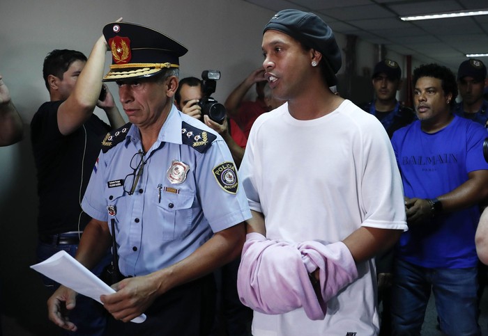 Ronaldinho ditangkap oleh pihak kepolisian saat berkunjung ke Paraguay pada Kamis (5/3/2020) lalu. Legenda sepakbola Brasil itu diduga menggunakan paspor palsu.