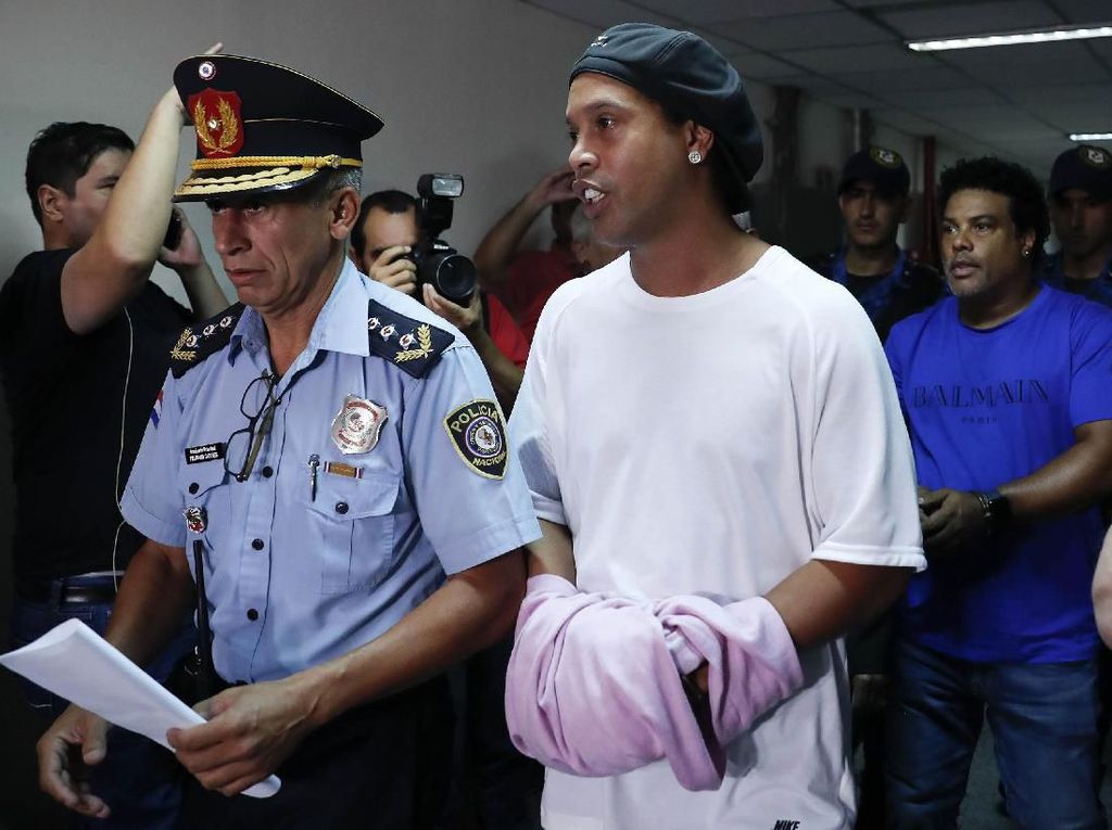 Hari-hari Ronaldinho di Penjara: Ngajarin Main Bola