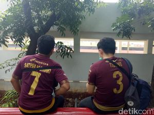 Dukung PSM dari Celah Tembok Stadion Madya Dukung PSM dari Celah Tembok Stadion Madya