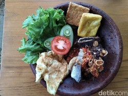 Sama Dengan Cafe : Menikmati Iga Cobek Dengan Panorama Pegunungan