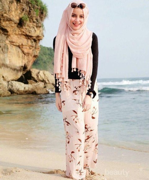 Jalan Ke Pantai Tetap Hits dengan Pilihan Outfit untuk Hijabers Berikut