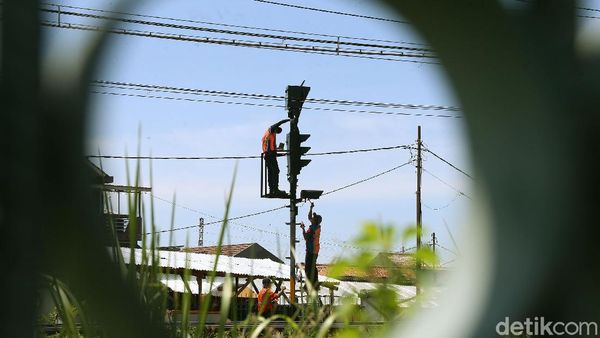 Begini Lho Proses Pengecatan Rambu Kereta Api