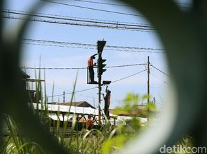 Begini Lho Proses Pengecatan Rambu Kereta Api