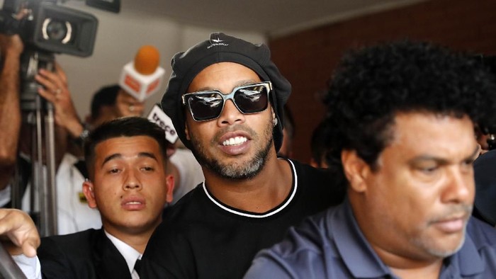 Ronaldinho ditangkap oleh pihak kepolisian saat berkunjung ke Paraguay pada Kamis (5/3/2020) lalu. Legenda sepakbola Brasil itu diduga menggunakan paspor palsu.
