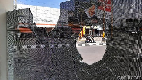 Ini Potret Pospol di Sleman yang Dilempari Batu oleh Mahasiswa