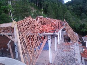 Bangunan Rest Area Air Terjun Dholo Rusak Diterjang Angin Kencang