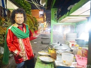 Penjual Ketoprak Mirip Rhoma Irama Pernah Dibully Karena Dandan Ala Raja Dangdut Penjual Ketoprak Mirip Rhoma Irama Pernah Dibully Karena Dandan Ala Raja Dangdut
