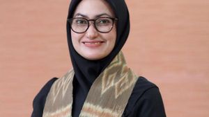 Gaya Hijab Indah Putri, Bupati Inspiratif Bantu Bangun Gereja & Pesantren
