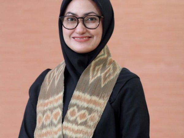 Gaya Hijab Indah Putri, Bupati Inspiratif Bantu Bangun Gereja & Pesantren