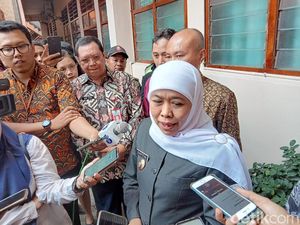Khofifah Optimalkan Program Tis Tas Antisipasi Masyarakat Tak Sekolah Khofifah Optimalkan Program Tis Tas Antisipasi Masyarakat Tak Sekolah