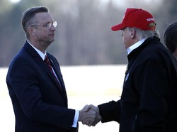 2 Politikus AS Kontak dengan Pasien Corona Sebelum Bertemu Trump