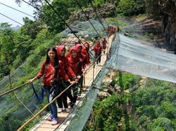 Meniti Jembatan Gantung Keren di Kerajaan Kupu-kupu