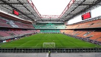 Tribun yang kosong melompong juga terlihat saat laga AC Milan vs Genoa di Giuseppe Meazza, Minggu(8/3) malam WIB.