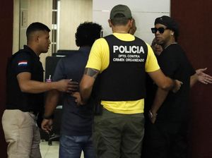 Messi Ogah Bantu Bebaskan Ronaldinho dari Penjara?