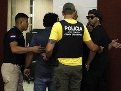 Messi Ogah Bantu Bebaskan Ronaldinho dari Penjara?