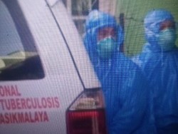 Viral Petugas Medis Corona di Tasik Pakai Jas Hujan, Ini Faktanya