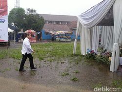 Di Tengah Hujan, Mensos Salurkan Bantuan Sembako Nasional di Cianjur